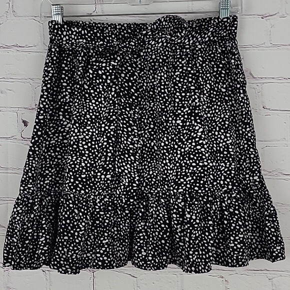 Shein black w/ white pebble print skirt. Elasticized waist w/ tie. Size Medium - Picture 1 of 6